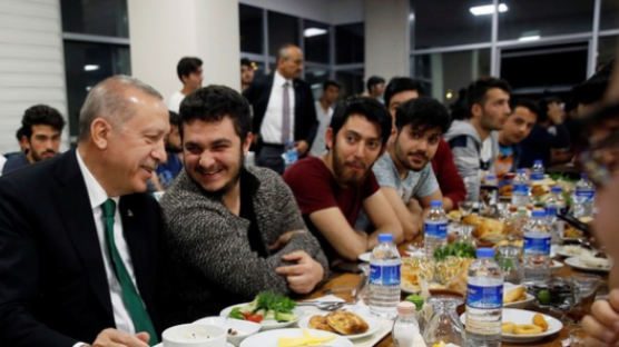 "점심 하시죠" 농반진반 트윗에 응한 독재자 에르도안