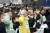 2007년 3월 26일 한미FTA저지범국민운동본부회원들이 최종협상을 벌이고 있는 서울 하얏트호텔앞에서 FTA저지 기자회견을 한뒤 구호를 외치고 있다. [중앙포토]