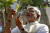 나렌드라 모디 인도 총리가 자신의 휴대폰으로 셀카를 찍고 있는 모습.[로이터=연합뉴스]