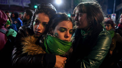 [서소문사진관]아르헨티나 낙태 합법화 무산, 실망하는 초록 물결