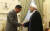 8일 하산 로하니 이란 대통령을 만난 이용호 북한 외무상이 고개를 숙이며 악수하고 있다. [AFP=연합뉴스] 