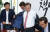자유한국당 김병준 비상대책위원장(왼쪽 셋째)이 6일 오전 국회에서 열린 비상대책위원회의에서 회의전 웃웃을 벗고 있다. 임현동 기자