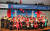 지난 21일 인천글로벌캠퍼스에서 열린 뉴욕주립대 졸업식에서 졸업생들이 모자를 던지며 환호하고 있다. 김춘식 기자