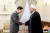 이용호 북한 외무상(왼쪽)이 지난 8일(현지시간) 하산 로하니 이란 대통령을 만나 6·12 북미 정상회담 경과를 설명했다. 이 외무상은 이 자리에서 미국의 이란 핵 합의 탈퇴를 비판했다. [AP=연합뉴스]