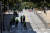  경찰들이 11일(현지시간) 샬러츠빌 유혈사태 1주년을 앞두고 시내에 있는 남부연합 상징물인 로버트 리 장군 동상 주변에 펜스를 치고 있다. [로이터=연합뉴스] 
