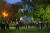 경찰들이 11일(현지시간) 샬러츠빌 유혈사태 1주년을 앞두고 시내에 있는 남부연합 상징물인 로버트 리 장군 동상 주변을 경계하고 있다. [로이터=연합뉴스] 