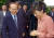 2004년 서울 옥인동 한나라당 이회창 전 총재 집을 방문한 박근혜 당시 당 대표. 박 대표가 이 전 총재로 부터 집앞까지 배웅을 받고 있다. [중앙포토] 