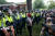 버지니아주 경찰이 11일(현지시간) 버지니아 대학에서 백인우월주의 반대 시위를 벌이고 있는 사람들을 막아서고 있다. [EPA=연합뉴스]