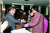 고 최종현 회장(왼쪽)이 1986년 해외 유학을 앞둔 한국고등교육재단 장학생들에게 장학증서를 전달하고 있다. [사진 SK] 