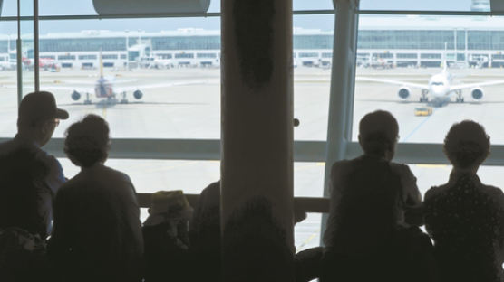 [e글중심] 노인들의 '인천공항 피서'를 보는 싸늘한 시선