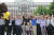 양금덕(파란색 자켓) 할머니 등 강제동원 피해자들이 2015년 6월 미쓰비시를 상대로 광주고법에서 승소한 뒤 만세를 부르고 있다. [사진=근로정신대 할머니와 함께하는 시민 모임]