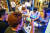 서울 삼성동 코엑스 파르나스몰 ‘갤럭시 스튜디오’ 게임 특화존에서 방문객들이 13일 갤럭시노트9으로 모바일 게임을 해보고 있다. LG유플러스는 14일 노트9 전용 중고폰 보상 프로그램을 내놨다. [연합뉴스]