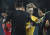 아시안게임 축구대표팀 수문장 조현우가 바레인전 직후 동료들과 승리의 기쁨을 나누고 있다. [연합뉴스]