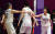 15일 오후 인도네시아 자카르타 GBK 바스켓홀에서 열린 2018 자카르타-팔렘방 아시안게임 여자 농구 예선 A조 1차전에서 남북단일팀 북측 김혜연과 남측 박하나가 하이파이브를 하고 있다. [뉴스1]