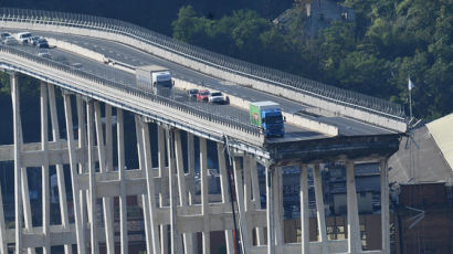 최소 35명 사망 이탈리아 다리 붕괴 "관리 부실, 설계 결함" 인재 가능성 