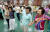 서울의 한 노인종합복지관에서 60대 할머니들이 손을 잡고 함께 스포츠댄스를 배우고 있다. [중앙포토]