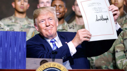 [사진] 트럼프 국방수권법안 서명 … 주한미군 감축 제한