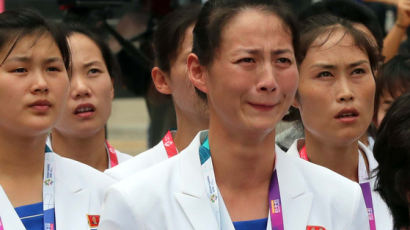 [김성룡의 자카르타 사진관]인공기 올라가자 눈물 쏟은 북한 선수들