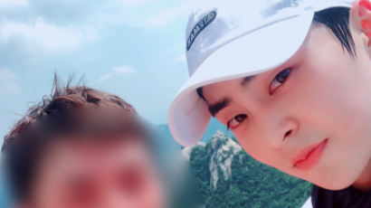 XIUMIN Boasted His Perfect Beauty Even After Climbing Tough Mountain in the Sweltering Heat