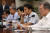문재인 대통령(오른쪽)이 13일 오후 청와대 여민관에서 열린 수석보좌관회의에 참석해 머리발언을 하고 있다. [청와대사진기자단]
