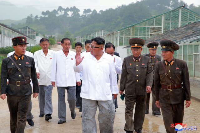 김정은 북한 국무위원장이 평안남도 양덕군의 온천지구를 시찰했다고 조선중앙통신이 17일 보도했다. 