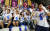 대한민국과 북한의 응원단이 17일(현지시간) 자카르타 겔로라 붕 카르노 내 바스켓홀에서 대만과 경기를 펼치는 여자 농구 남북 단일팀을 응원하고 있다. 자카르타=김성룡 기자