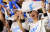 대한민국과 북한의 응원단이 17일(현지시간) 자카르타 겔로라 붕 카르노 내 바스켓홀에서 대만과 경기를 펼치는 여자 농구 남북 단일팀을 응원하고 있다. 남측 &#39;원 코리아&#39; 응원단과 함께 응원중인 북측 응원단. 자카르타=김성룡 기자