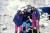 에베레스트 동계 등반에 성공한 뒤 포즈를 취한 레스첵 치치, 크루지슈토프 비엘리치, 안드제이 자바다(왼쪽부터). [중앙포토]