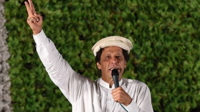 '크리켓 영웅' 임란 칸, 파키스탄 차기 총리로 공식 선출