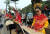 인도네시아 전토의상을 입은 공연단이 전통악기인 앙클룽을 연주하고 있다. 자카르타=김성룡 기자