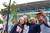 개회식에 참석하는 한 가족이 겔로라 붕 카르노 주경기장 앞에서 기념촬영을 하고 있다. 자카르타=김성룡 기자