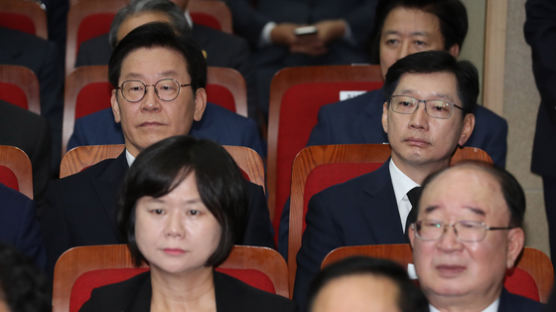 이재명·김경수, 김대중 전 대통령 추도식 참석… "두렵지만 용기내겠다"