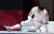 17일 남자 펜싱 에페 개인전 결승전에서 한국 박상영이 무릎 통증으로 주저앉아 있다. 자카르타=김성룡 기자