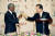 1998년 10월 청와대를 방문해 김대중 전 대통령과 건배하는 코피 아난 전 유엔 사무총장 [연합뉴스]