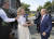 푸틴 대통령이 18일 카린 크나이슬 오스트리아 외무장관 결혼식에 참석해 꽃다발을 선물하고 있다. 왼쪽은 신랑 볼프강 마일링어. [AP=연합뉴스]
