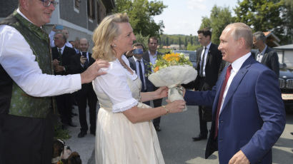 [서소문사진관] 푸틴이 왜 오스트리아 외무장관 결혼식에?