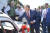푸틴 러시아 대통령이 카린 크나이슬 오스트리아 외무장관 결혼식에 첨석해 자동차 보닛에 축하 메시지를 쓰고 있다. [AP=연합뉴스]
