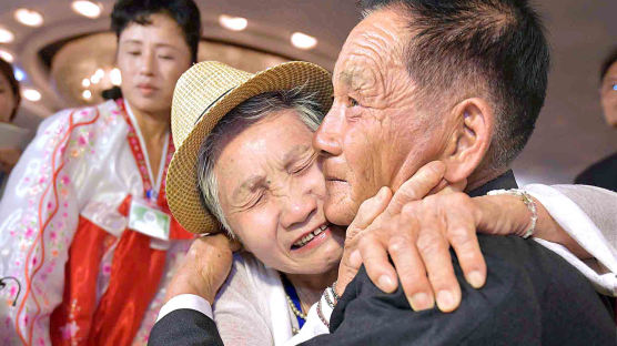 [서소문사진관]눈물바다된 60여년만의 이산가족 상봉 그 현장