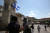 아테네 벼룩 시장을 방문한 관광객들. [EPA=연합뉴스]