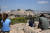아테네 아크로폴리스 언덕을 쳐다보고 있는 주민들 [EPA=연합뉴스]