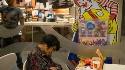 '평당 1억' 미친 집값…홍콩 맥도날드에는 '맥난민'이 산다 