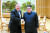 지는 5월 평양을 방문한 마이크 폼페이오 미 국무장관이 북한 김정은 국무위원장과 악수를 하고 있다. [평양 조선중앙통신=연합뉴스]