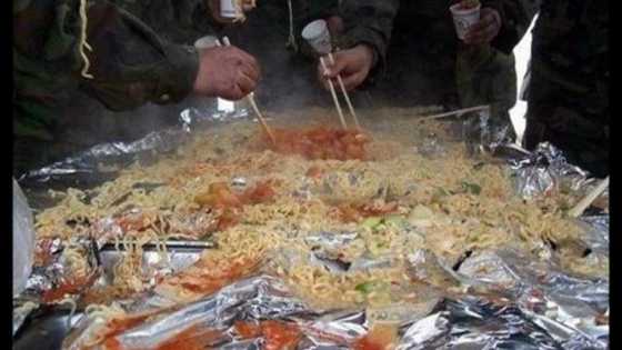 한 군부대에서 장병들이 쿠킹호일 위에 라면을 끓인 후 나눠먹고 있다. [사진 온라인 커뮤니티]