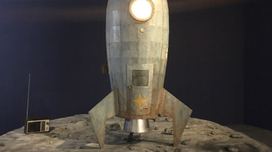 미술관에 등장한 달나라 로켓, 원작은 70년대 만화