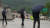  21일 이른 아침 서울시 종로구 광화문광장에서 시민들이 우산을 쓰고 출근하고 있다. [연합뉴스]