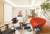 197㎡ 아파트의 거실. 디자이너 로낭과에리완의 빨간 ‘쁠룸’ 소파, 토마스 헤더윅이 디자인한 ‘스펀’ 의자가 조화롭게 배치됐다.
