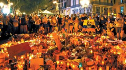 스페인 차량 테러 희생자 추모 물결