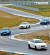드라이빙 센터 방문객들이 BMW 차량을 타고 주행 트랙의 S자 코스를 통과하고 있다. 