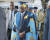 로버트 무가베 짐바브웨 대통령(가운데)이 17일 짐바브웨통신대학 졸업식에 모습을 드러냈다. [AP=연합뉴스]
