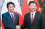 아베 신조 일본 총리(왼쪽)와 시진핑 중국 국가주석이 지난해 11월 베트남 다낭에서 열린 아시아태평양경제협력체 정상회의에서 만나 악수하고 있다. 시 주석은 ’양국 관계의 새로운 스타트“라고 말했다. 중국과 일본의 관계는 최근 급속도로 가까워지고 있다. [중앙포토]